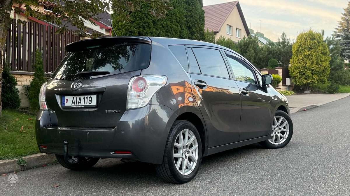 Toyota Verso 2011 — вигляд ззаду