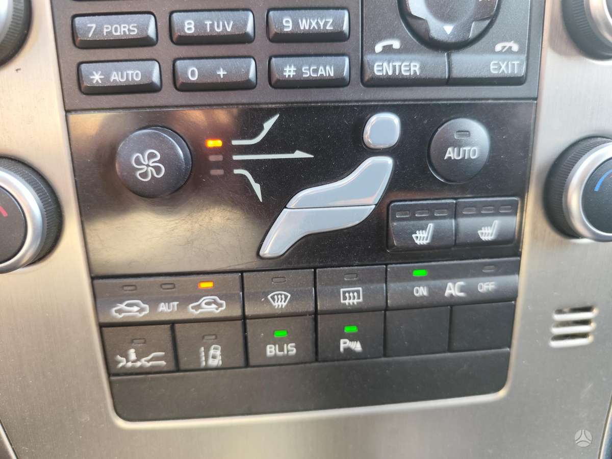 Volvo XC60 2010 — photo 16