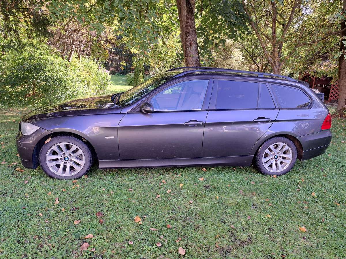 BMW 320 2005 — rear view