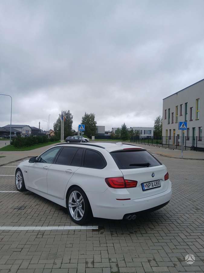BMW 520 2012 — салон