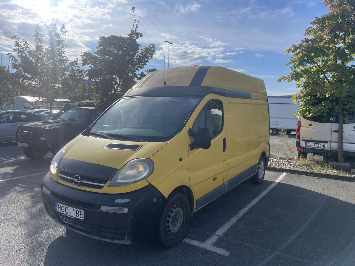 Opel Vivaro 2005 — rear view