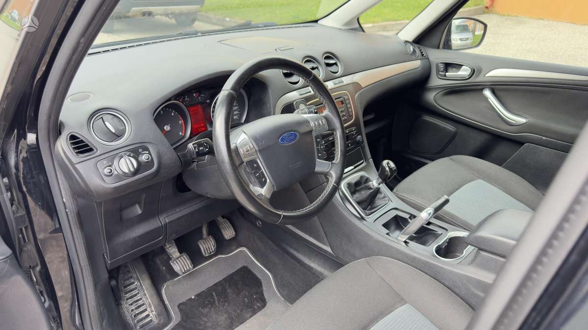 Ford Galaxy 2012 — photo 22