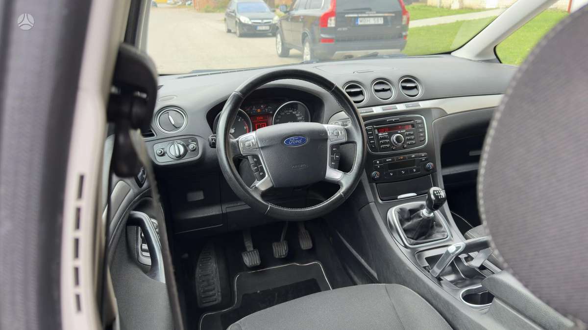 Ford Galaxy 2012 — photo 25