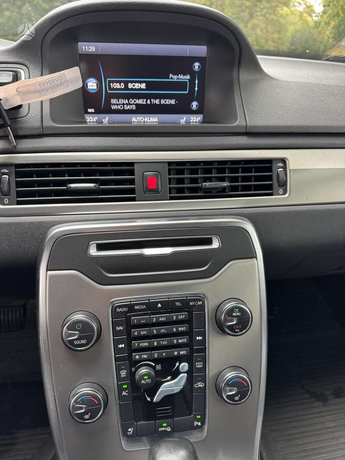 Volvo V70 2012 — photo 13