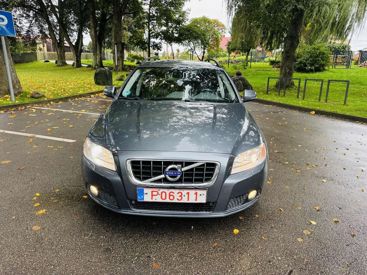 Volvo V70 2012 — rear view
