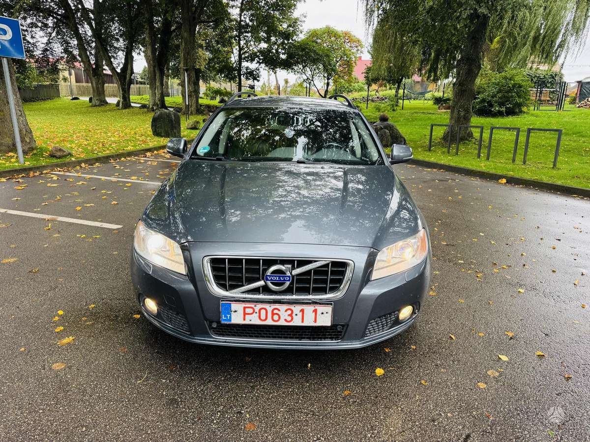 Volvo V70 2012 — interior