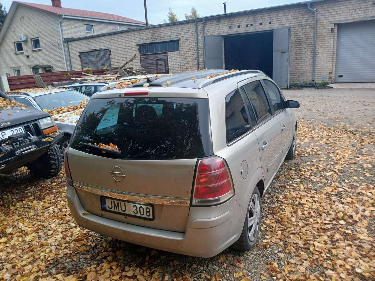 Opel Zafira 2006 — салон