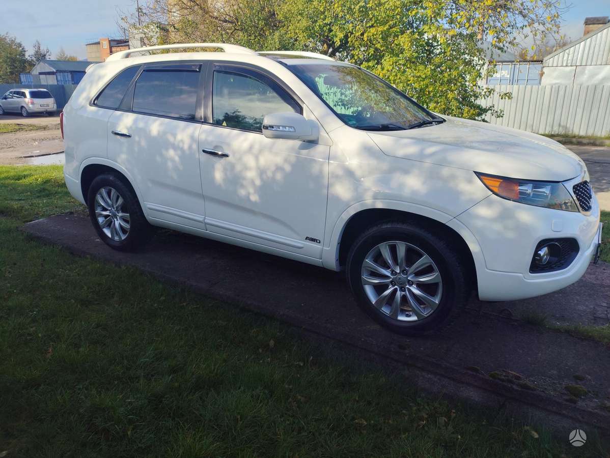 Kia Sorento 2012 — rear view