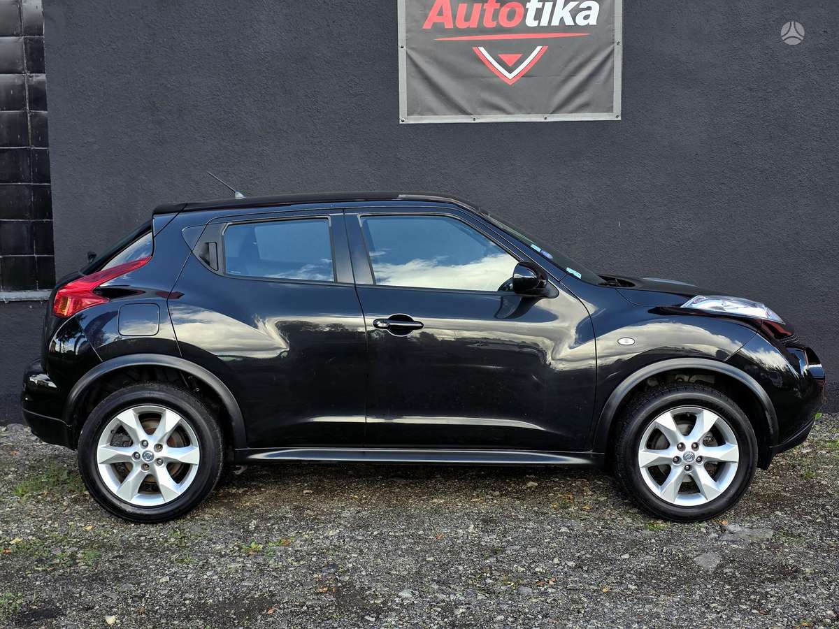 Nissan Juke 2010 — rear view