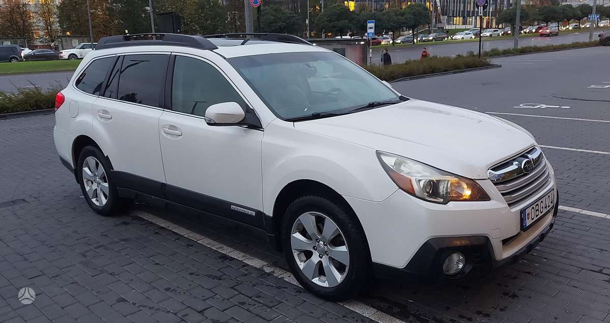 Subaru Outback 2010 — салон