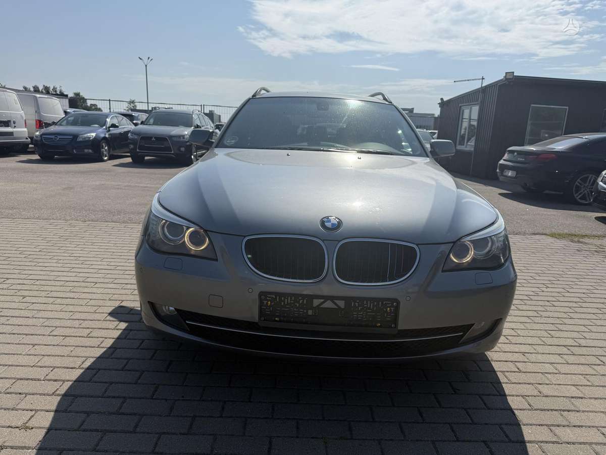 BMW 520 2009 — rear view