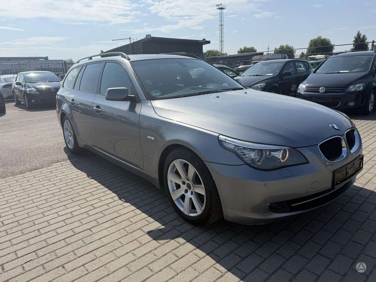 BMW 520 2009 — interior