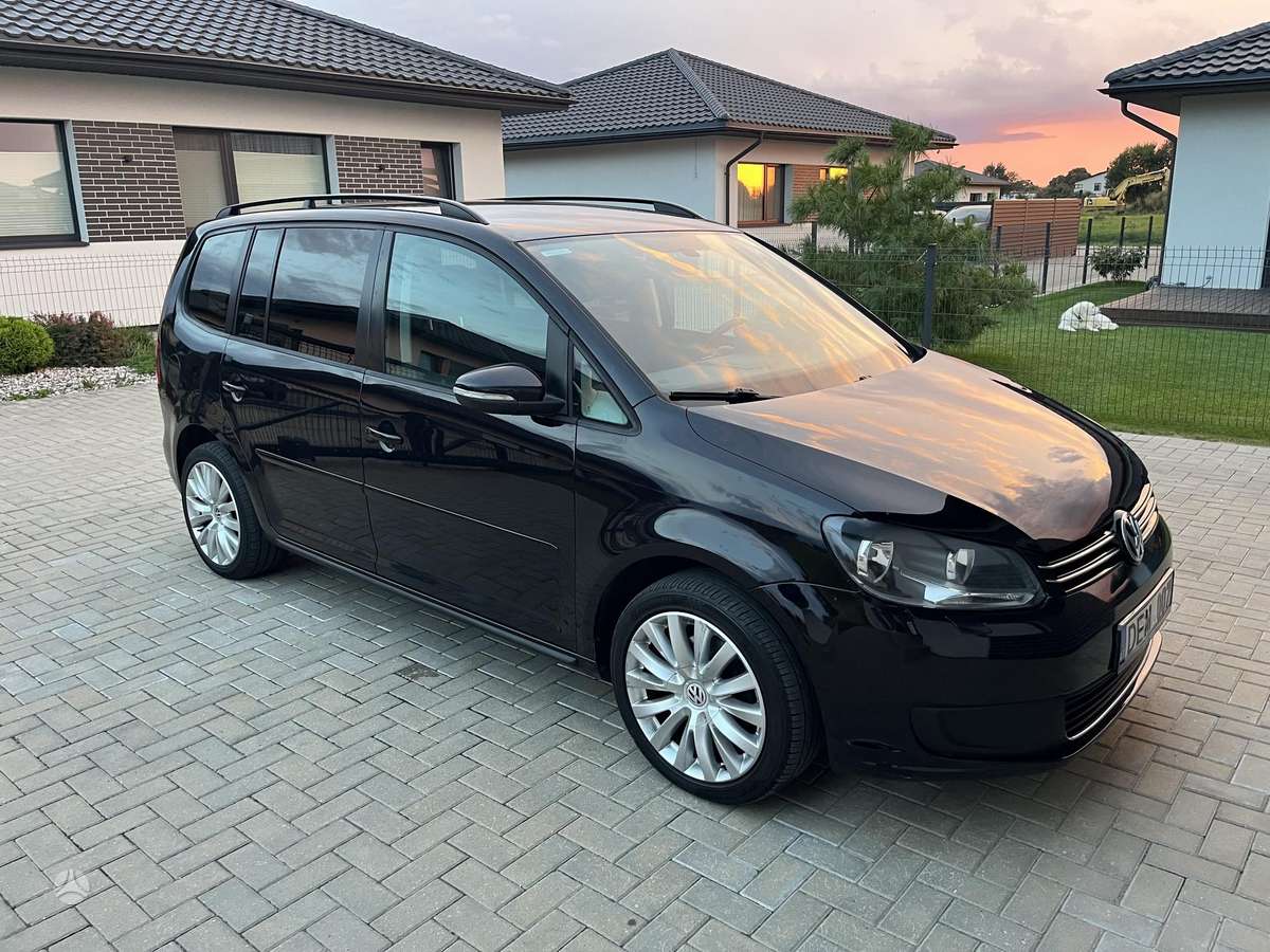 Volkswagen Touran 2011 — interior