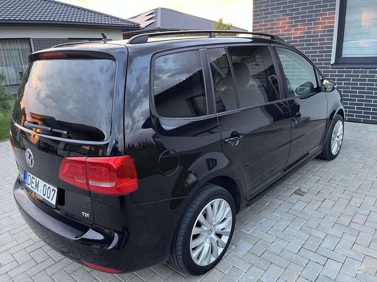 Volkswagen Touran 2011 — engine 1598 cm³, 105 HP (77kW)