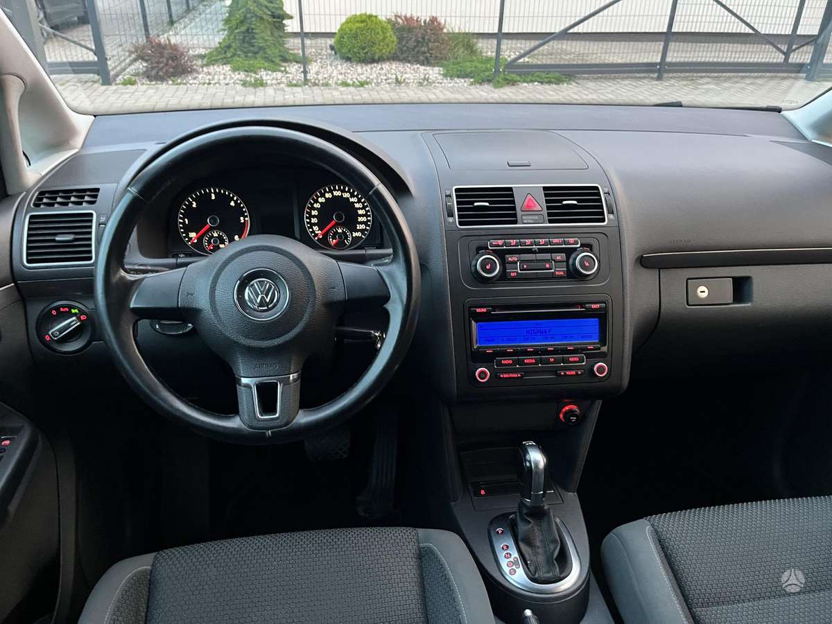 Volkswagen Touran 2011 — photo 8