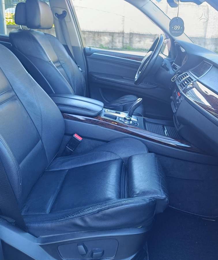 BMW X5 2010 — photo 10