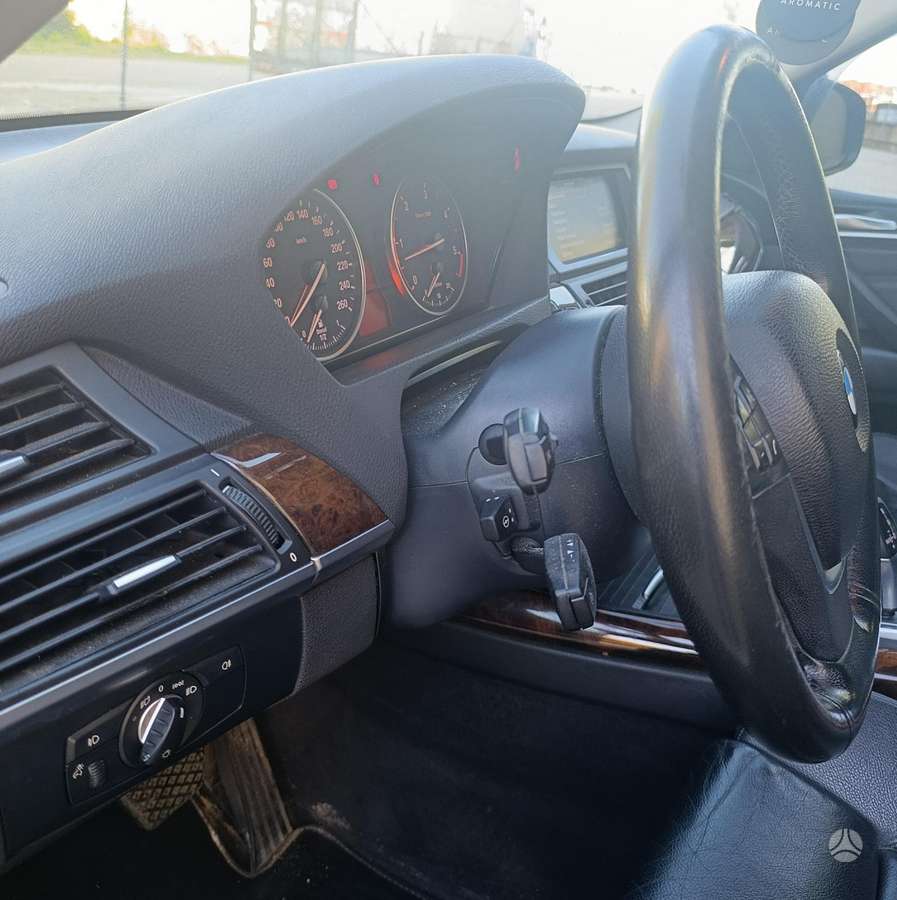 BMW X5 2010 — photo 14