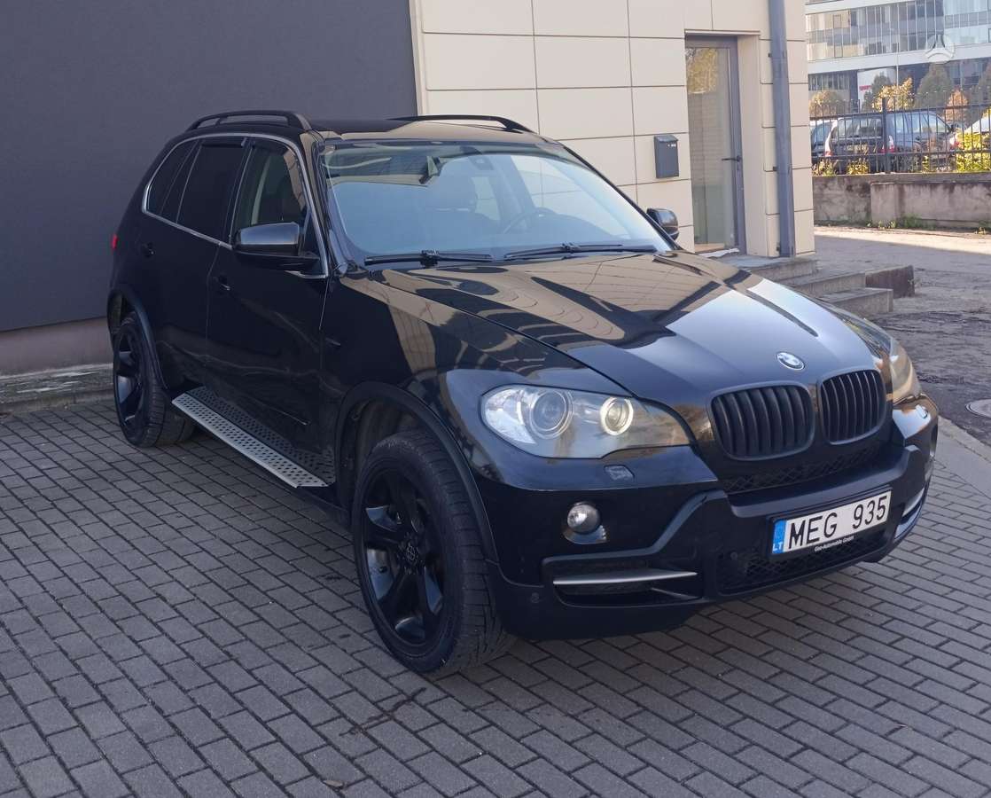 BMW X5 2010 — interior