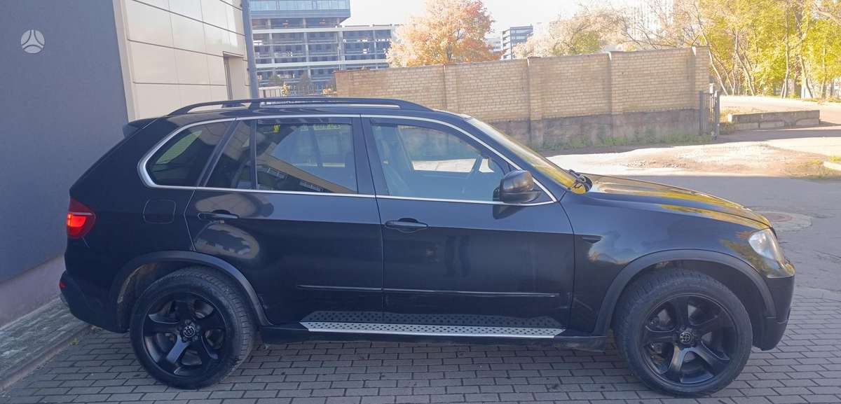 BMW X5 2010 — engine 3000 cm³, 235 HP (173kW)