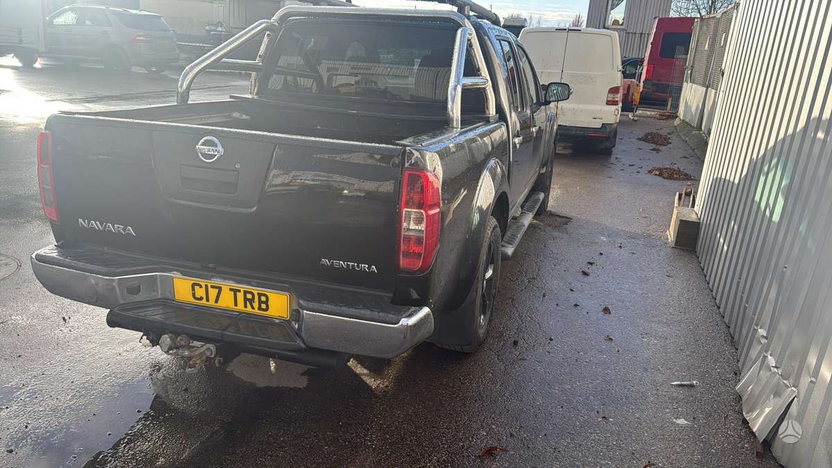 Nissan Navara 2008 — салон