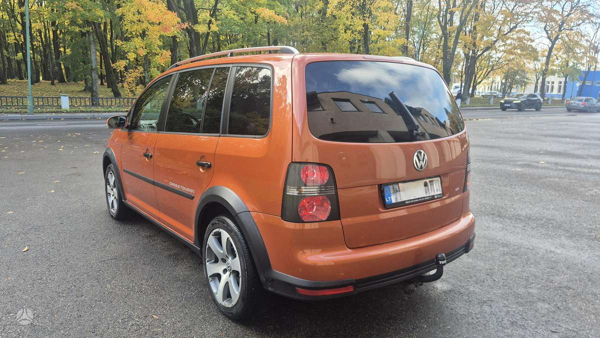 Volkswagen Touran 2007 — rear view