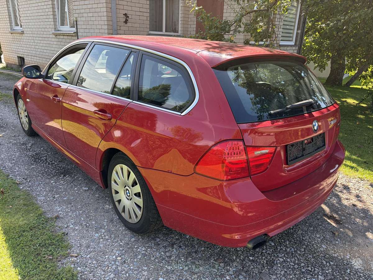 BMW 320 2009 — rear view