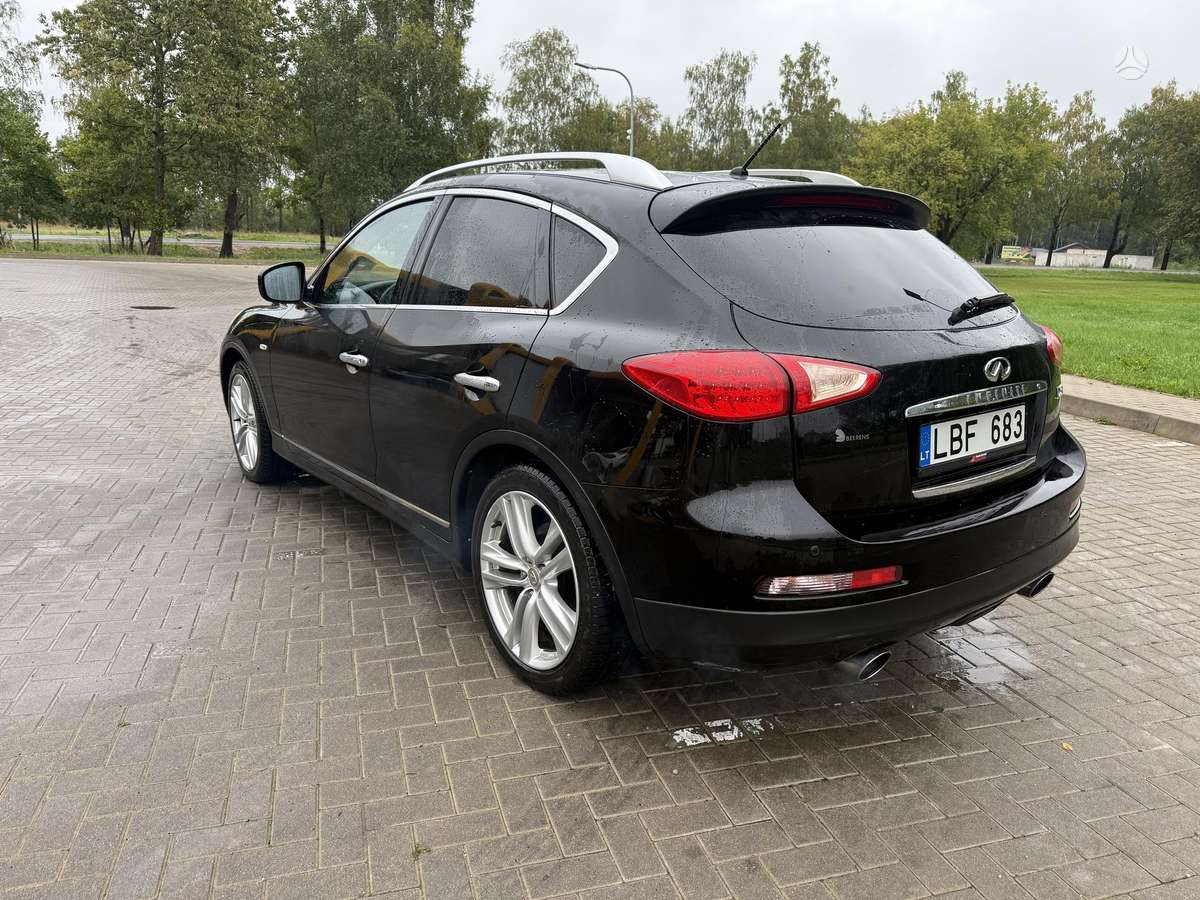 Infiniti EX30 2011 — interior