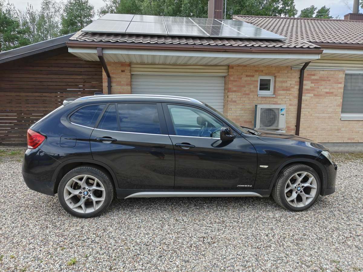 BMW X1 2011 — салон