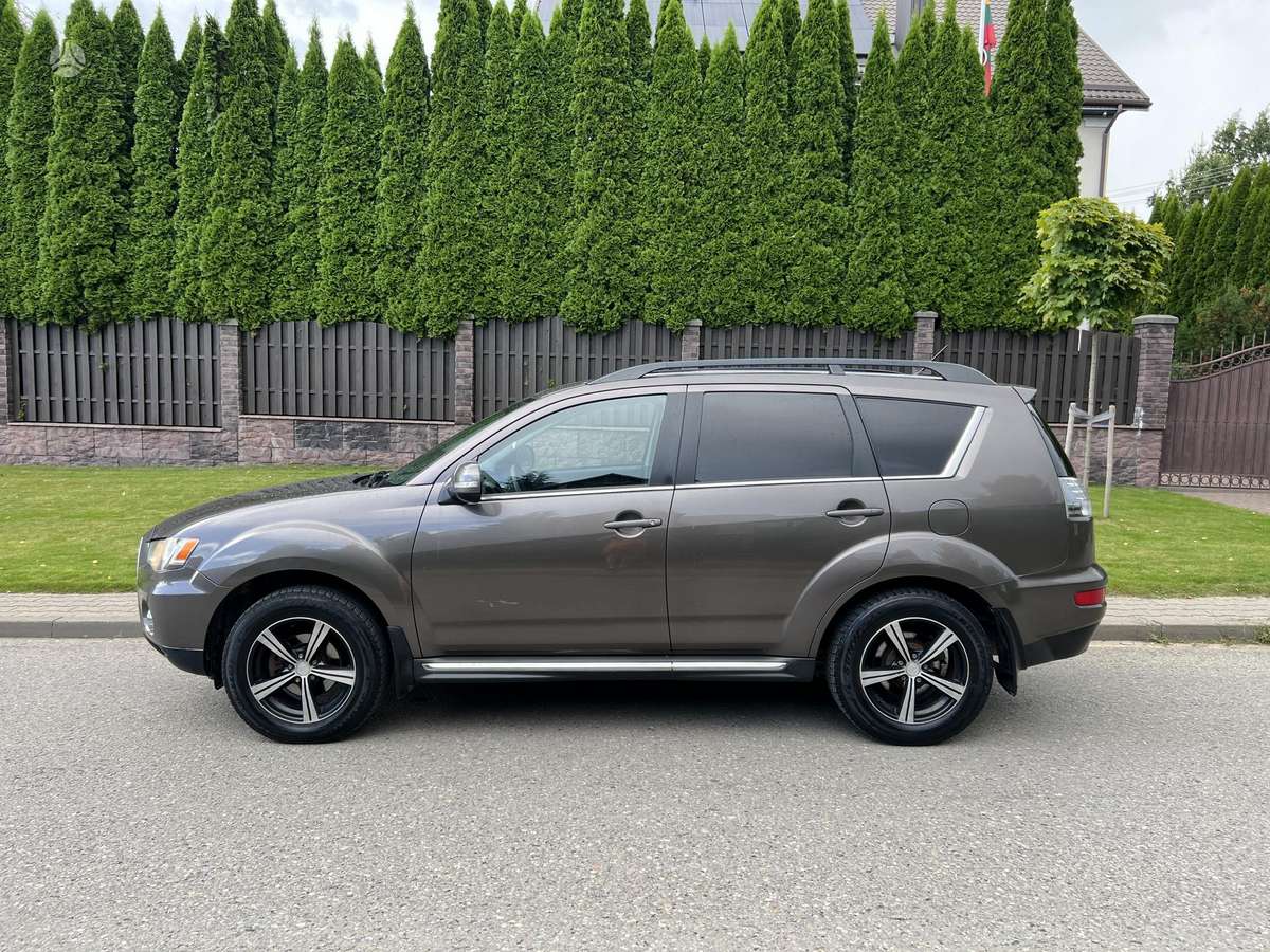 Mitsubishi Outlander 2012 — rear view