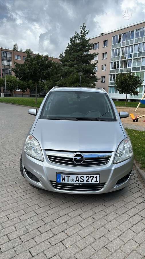 Opel Zafira 2008 — rear view