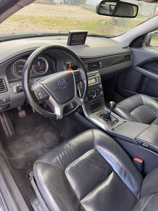 Volvo V70 2010 — photo 10