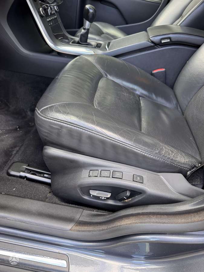 Volvo V70 2010 — photo 11