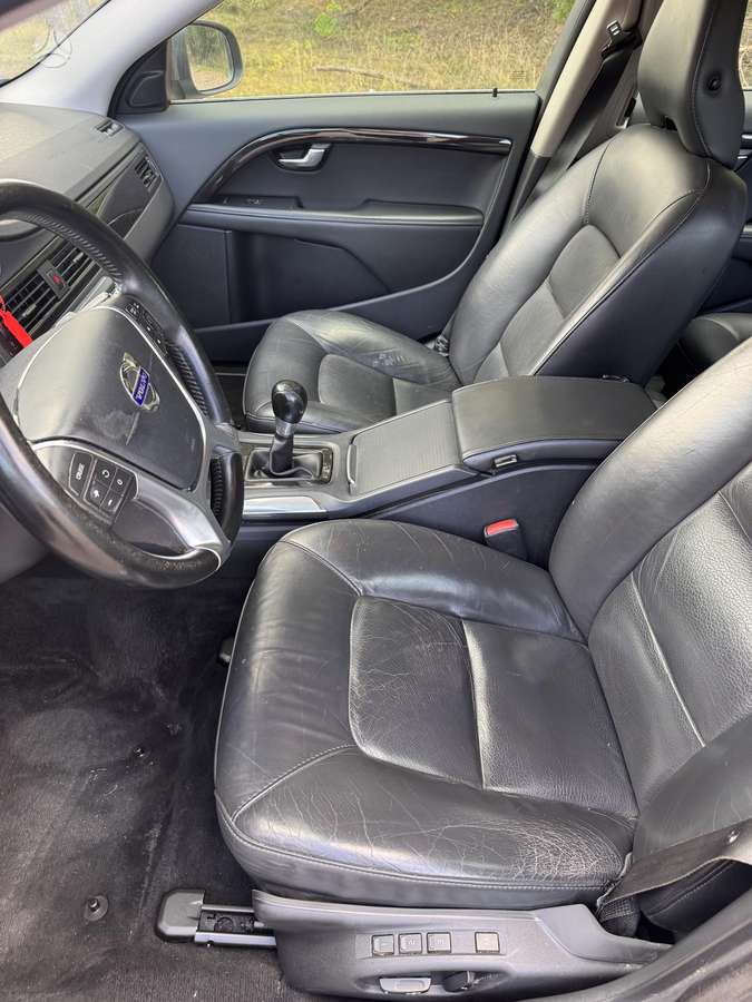 Volvo V70 2010 — photo 12