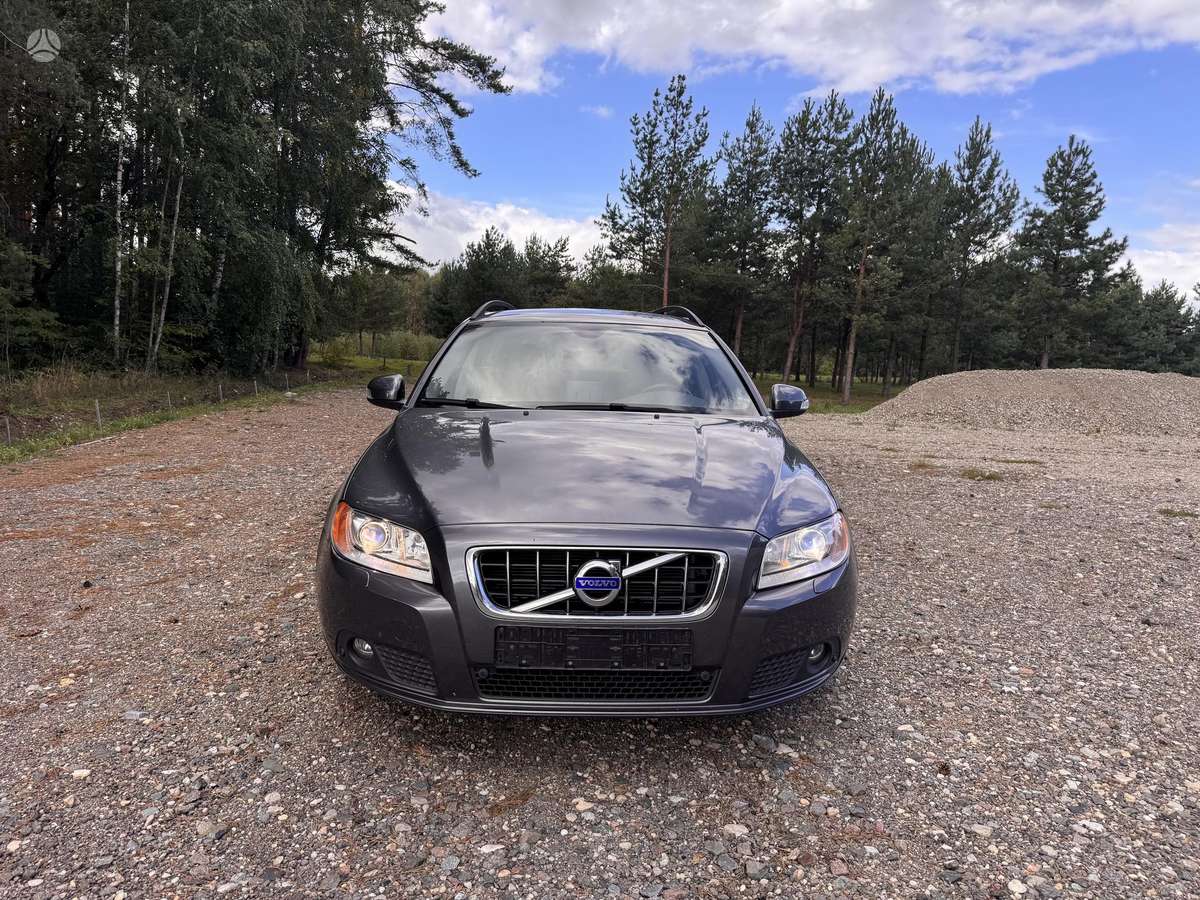 Volvo V70 2010 — rear view