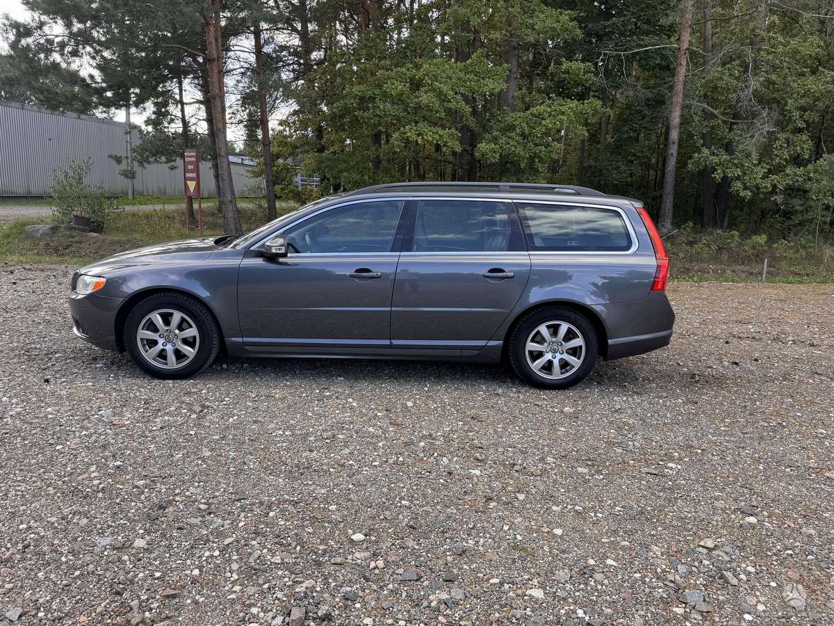 Volvo V70 2010 — photo 8