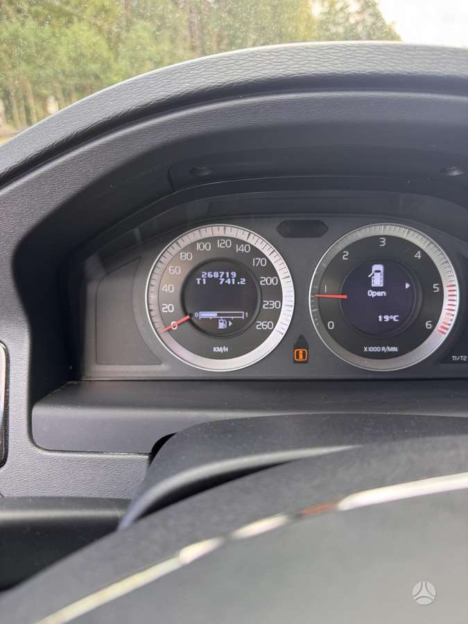 Volvo V70 2010 — photo 9