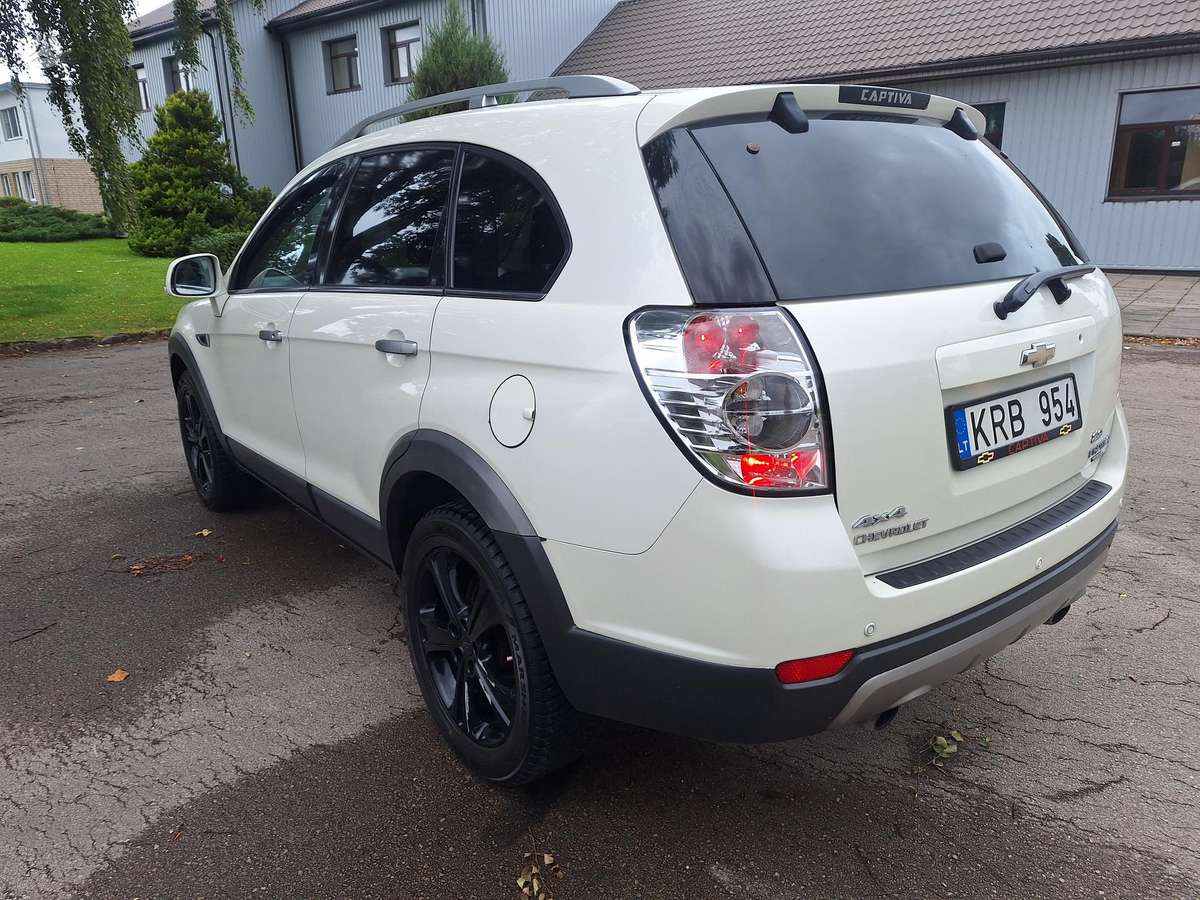 Chevrolet Captiva 2012 — rear view