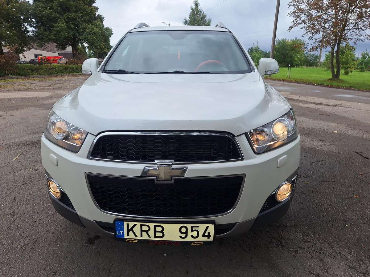 Chevrolet Captiva 2012 — interior