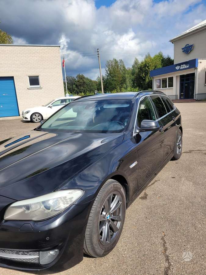 BMW 520 2011 — rear view