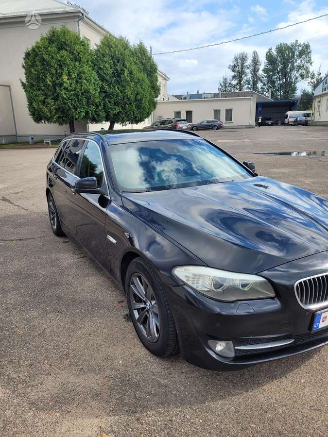 BMW 520 2011 — interior