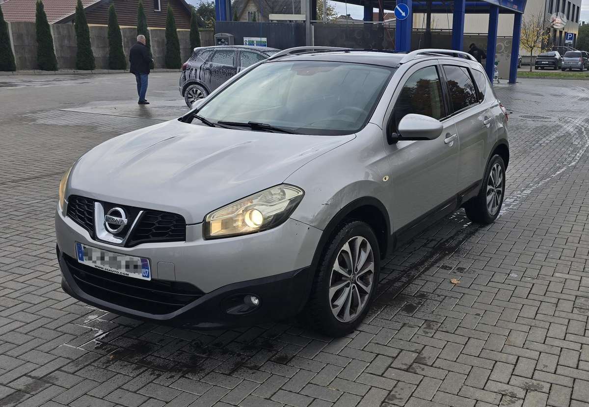 Nissan Qashqai 2010 — салон
