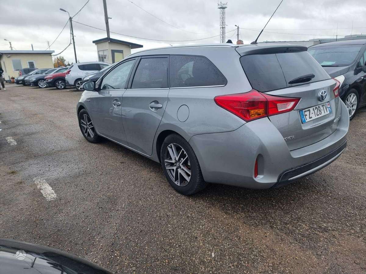Toyota Auris 2015 — engine 1798 cm³, 99 HP (73kW)