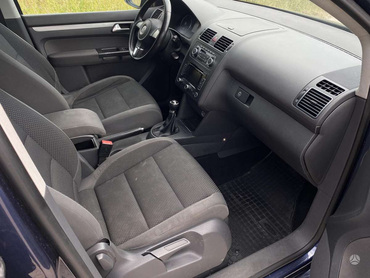 Volkswagen Touran 2010 — photo 11