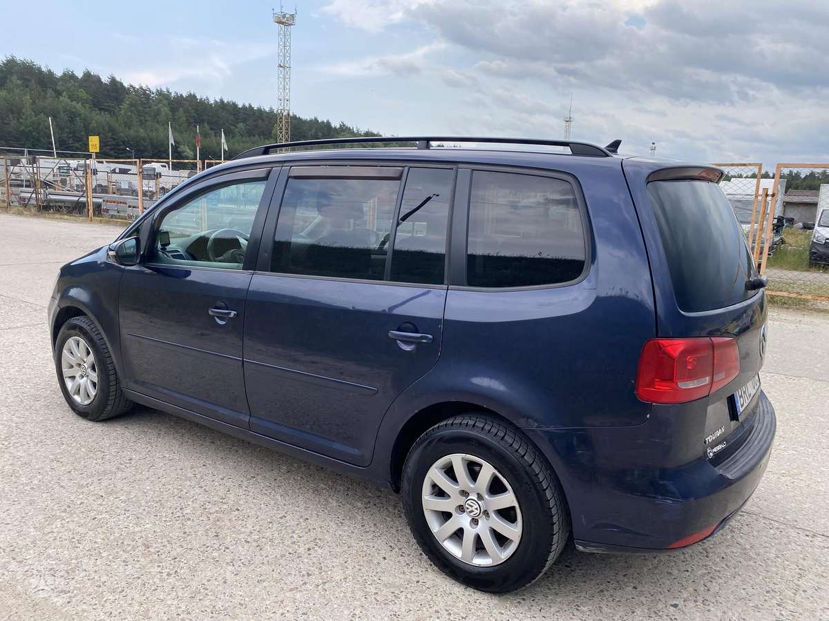 Volkswagen Touran 2010 — interior