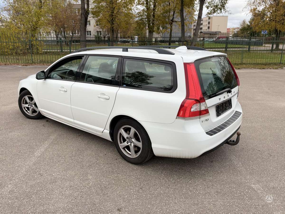 Volvo V70 2014 — rear view