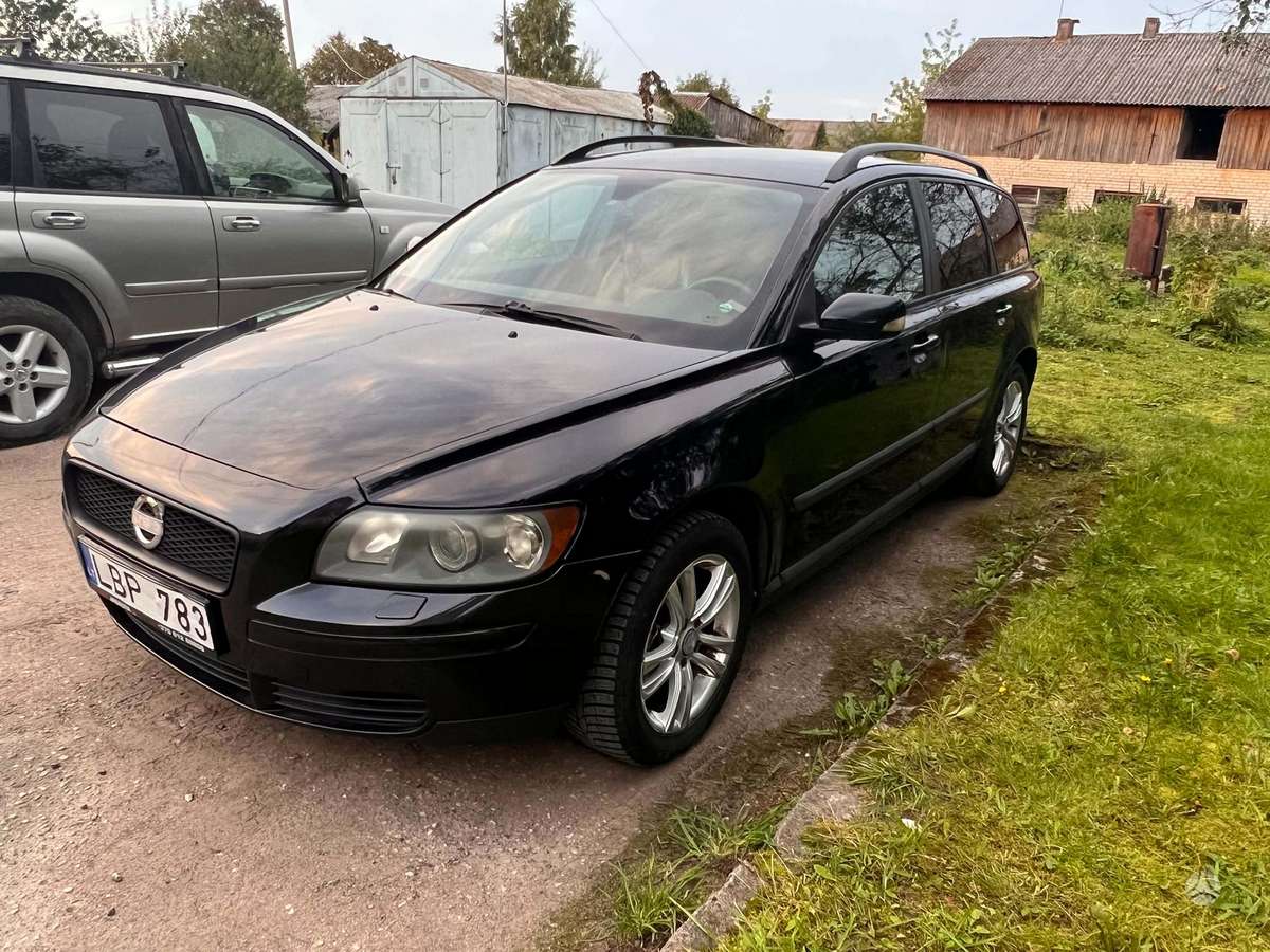 Volvo V50 2005 — rear view