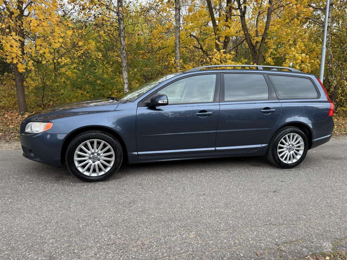 Volvo V70 2008 — rear view
