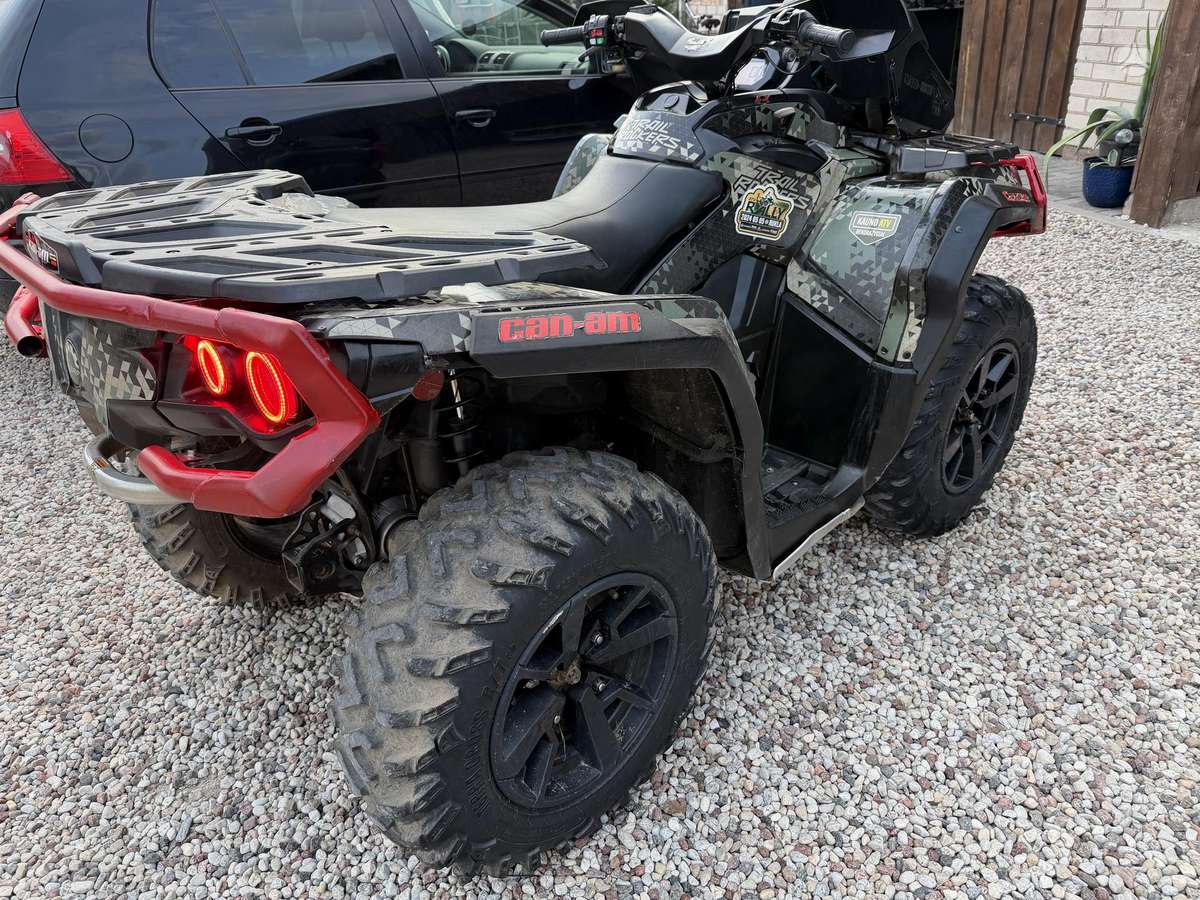 Can-Am Outlander 2012 — interior