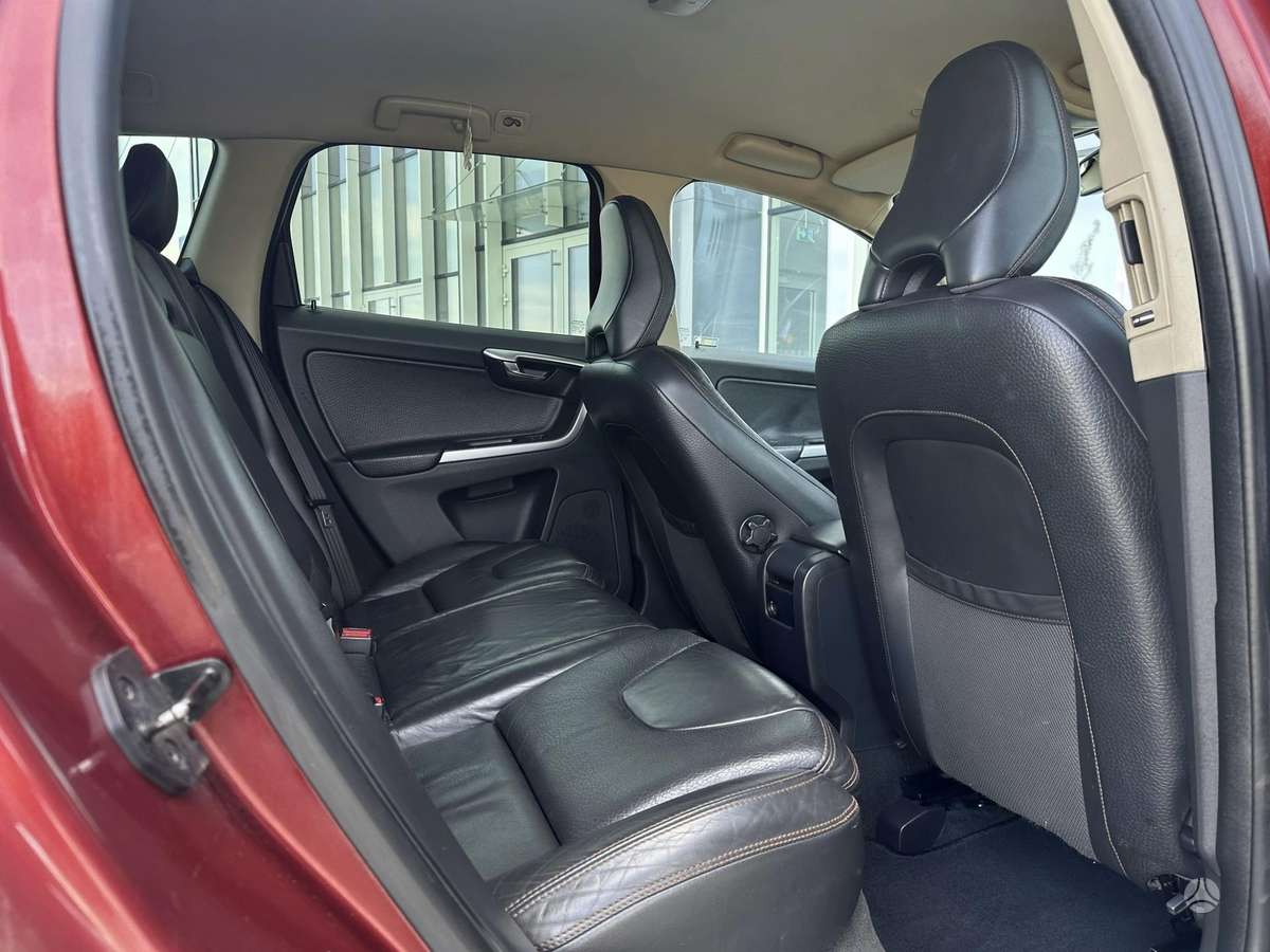 Volvo XC60 2010 — photo 10