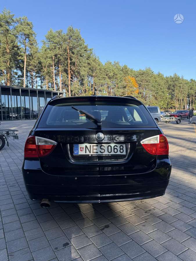BMW 320 2007 — rear view